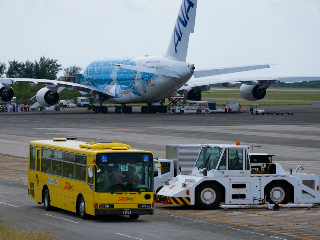 【ANA】A380フライングホヌ 下地島空港に初飛来　「ランプバス」運行